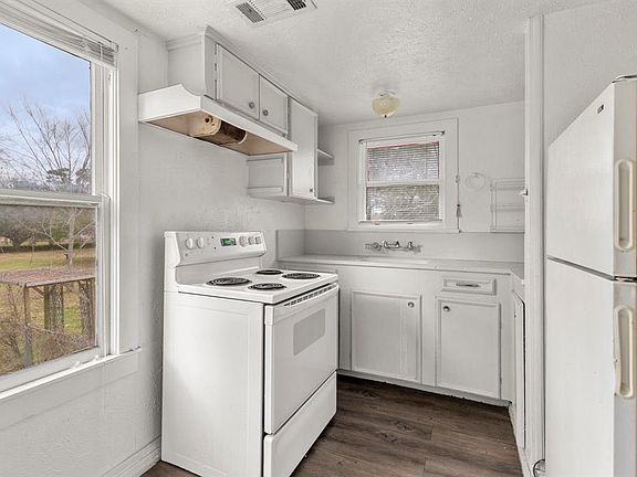 5th image of 1906 N Houston Ave