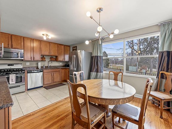 4th image of 1001 Geneva Rd