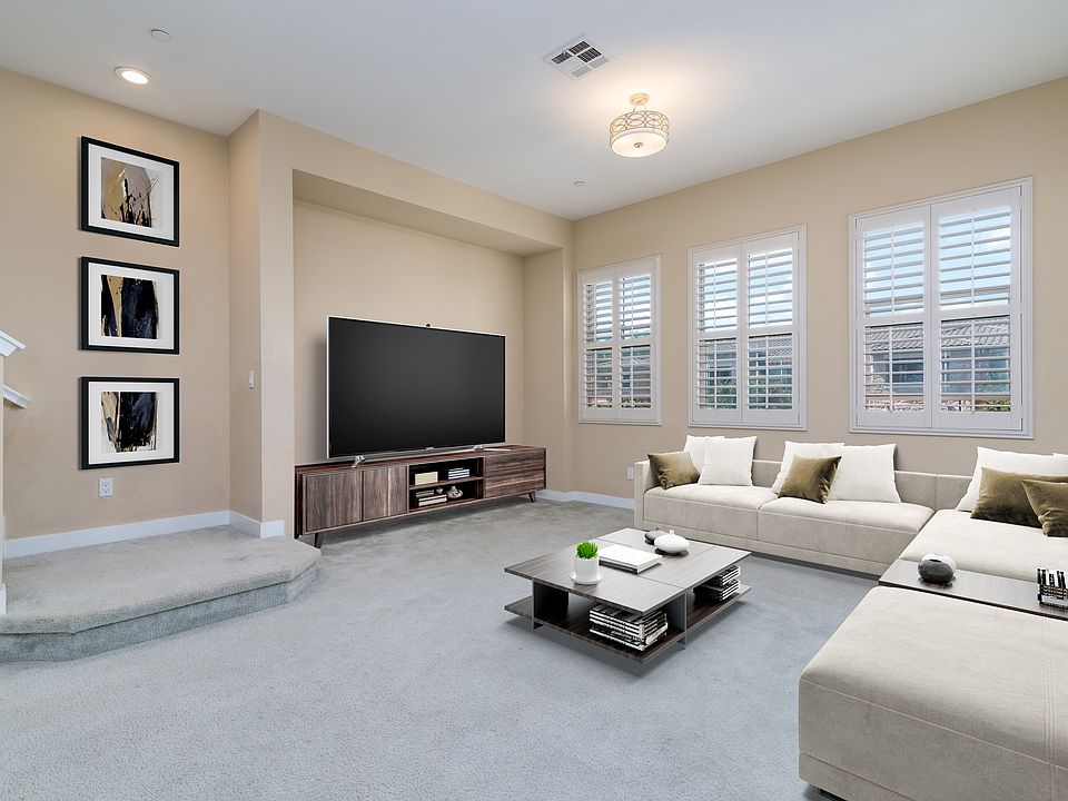 Living Room

(Virtually staged)