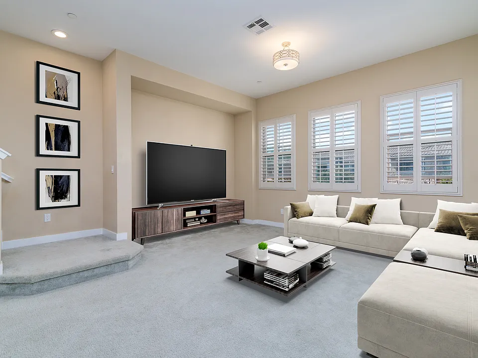 Living Room

(Virtually staged)