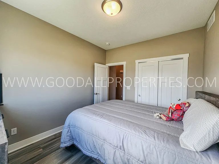 285 NW Morgan Ct — Photo 18