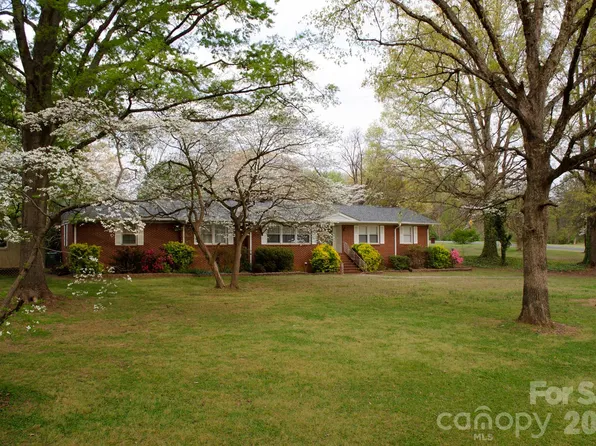 4646 Rainbow Dr, Kannapolis, NC 28081