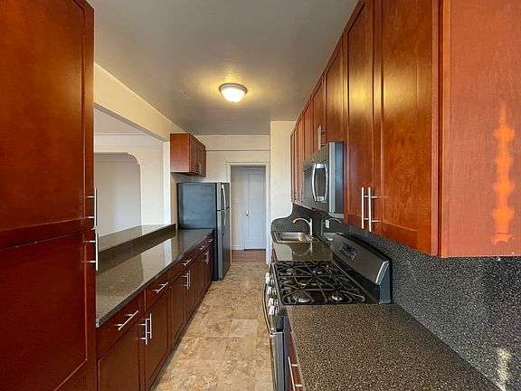 2nd image of 742 Lincoln Pl #6A