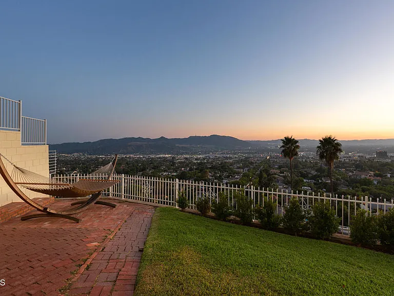 1234 E Tujunga Ave — Photo 65