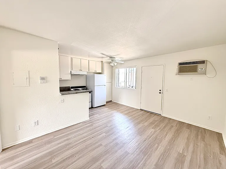 7355 Woodley Ave #10 — Photo 2