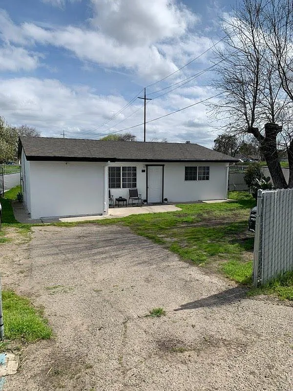3 bed, 900 sqft, $2,199 — Photo 3