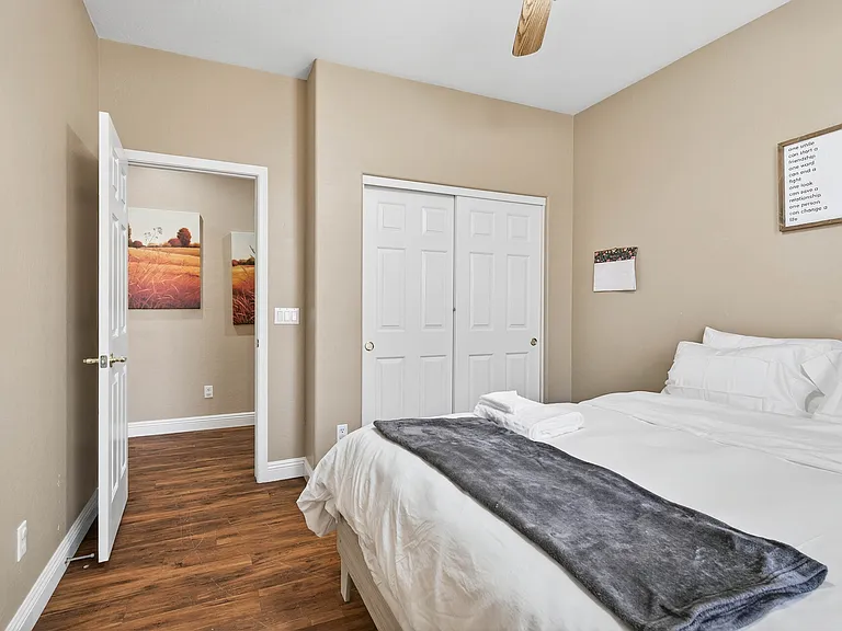 2433 W Ellis St — Photo 11