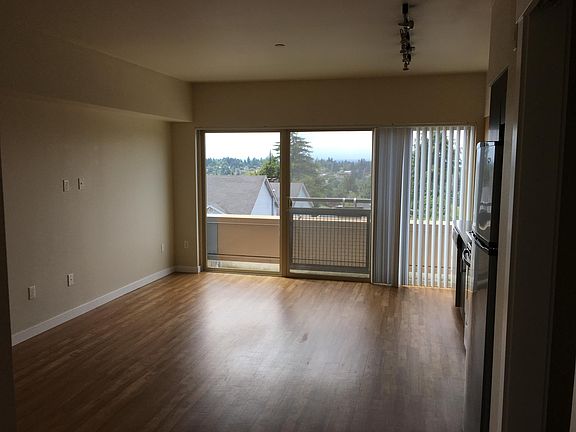 5th image of 10570 Greenwood Ave N APT 403