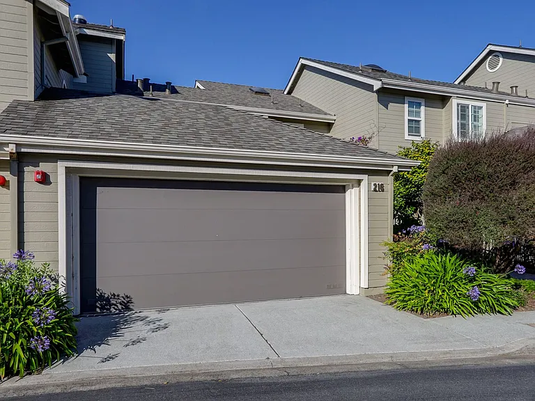 216 Greenview Dr — Photo 3