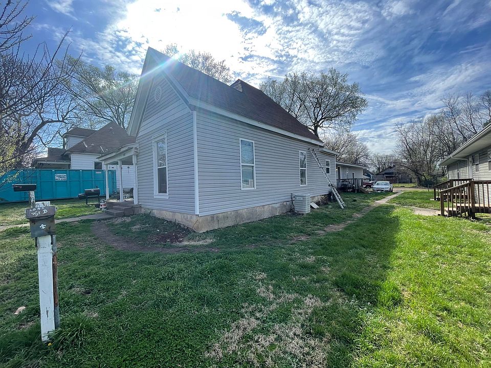 2nd image of 1042 W Calhoun Street