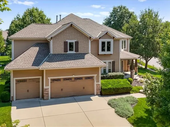 16421 S Woodstone Dr, Olathe, KS 66062