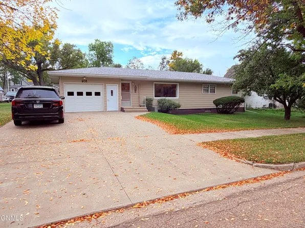 508 1st St SE, Crosby, ND 58730