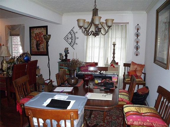 5th image of 247 Andrews Boulevard Dr E