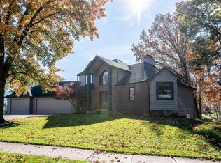 1802 Woodland Xing, Fort Wayne, IN 46825