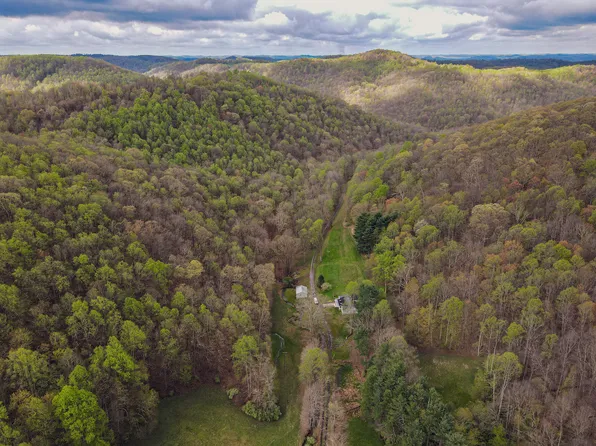 245 Waterhouse Rd, Fairmont, WV 26554