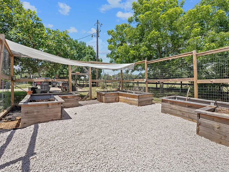 104 Saddletree Ln — Photo 15