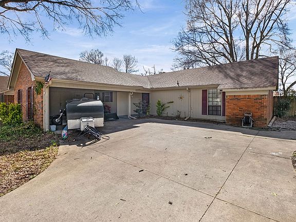 5th image of 1034 W Roselawn Dr
