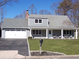 7 Hartsdale Ln, Coram, NY 11727