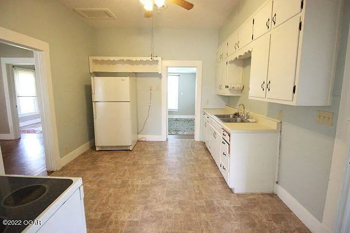 128 S School St — Photo 4
