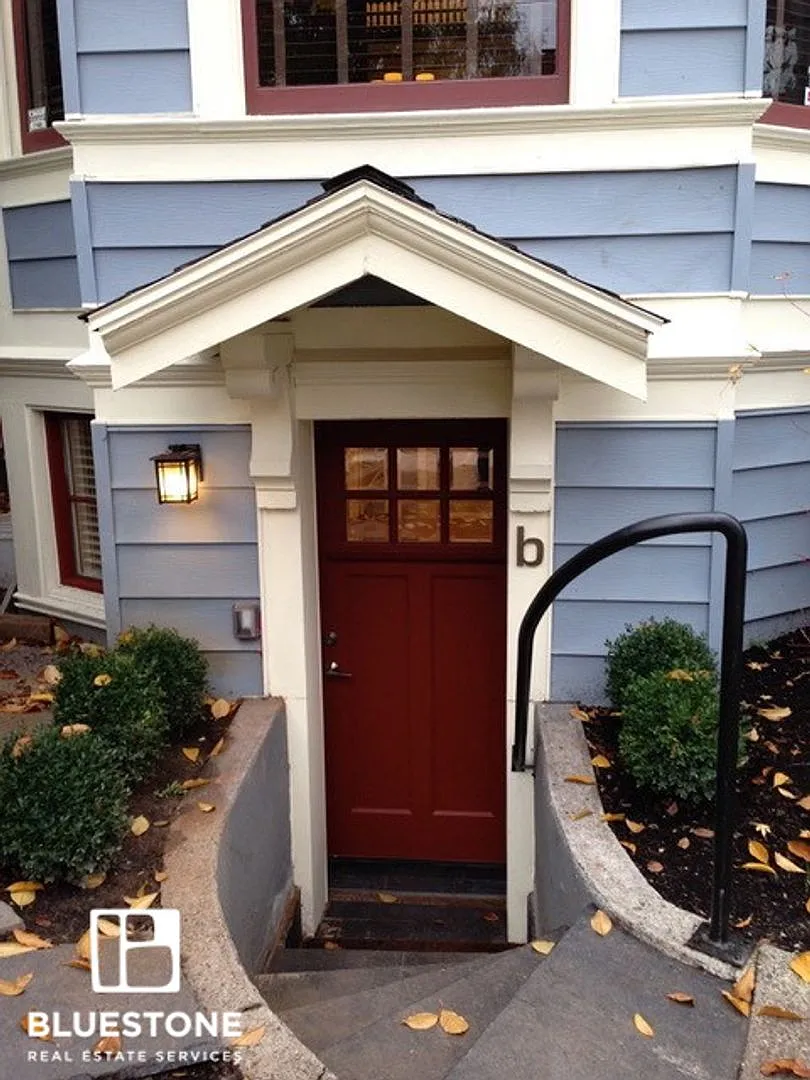 IRVA - Irving Apartments — Photo 1