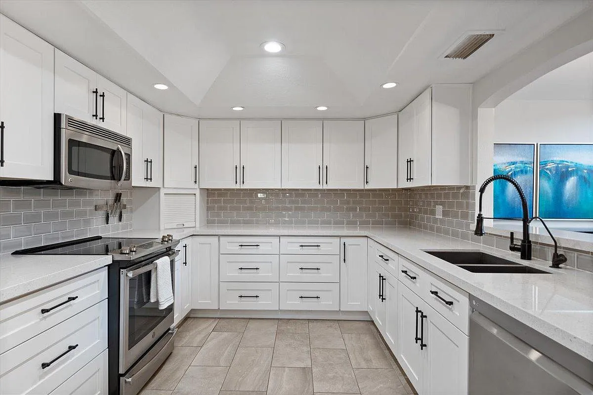 3 bed, 2767 sqft, $8,000 — Photo 3