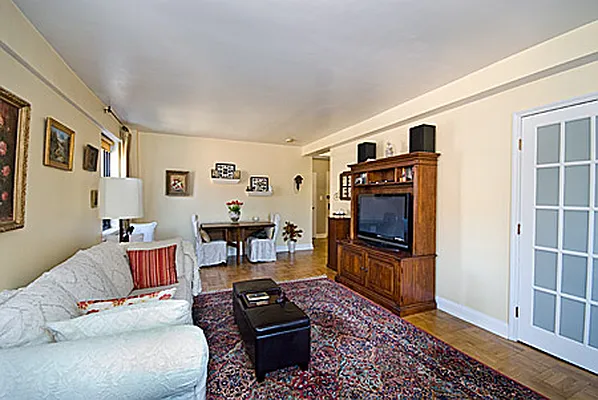 Sold by R New York | media 9