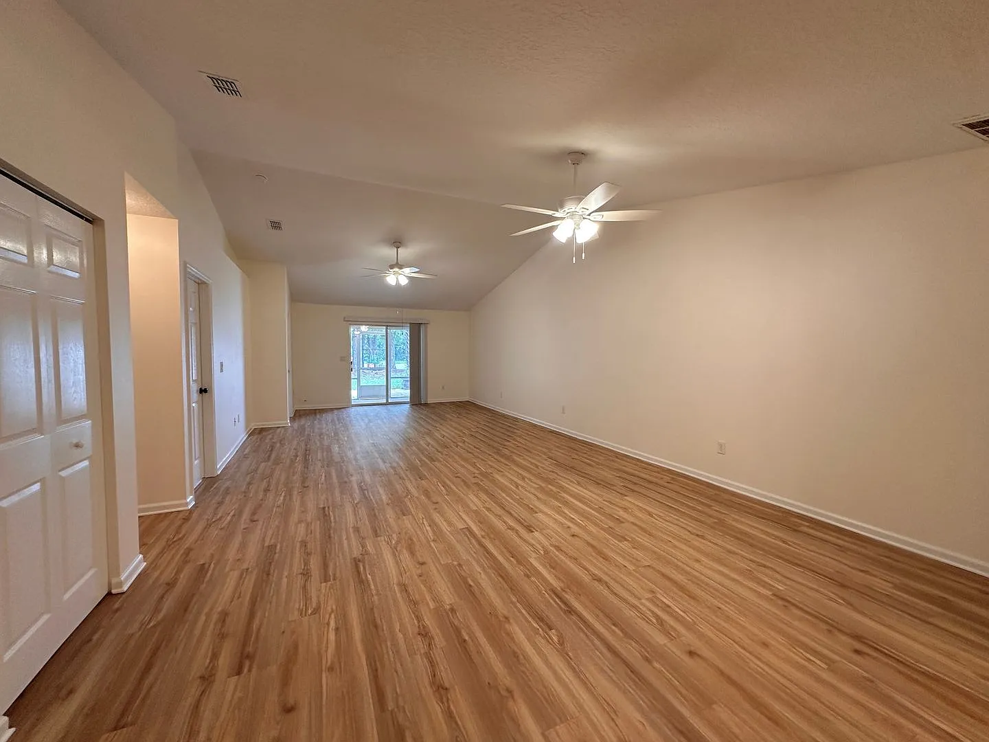 Bright and Open Duplex in Palm Harbor — Photo 4