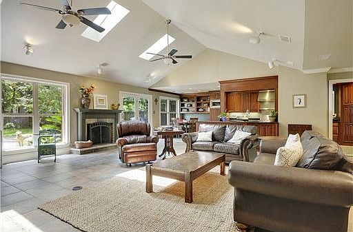 2nd image of 16 Old Oak Ln