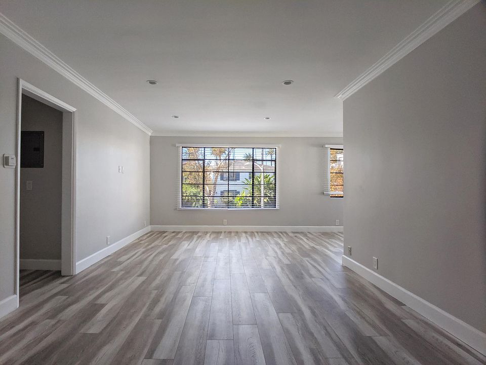 Entry / Living Room