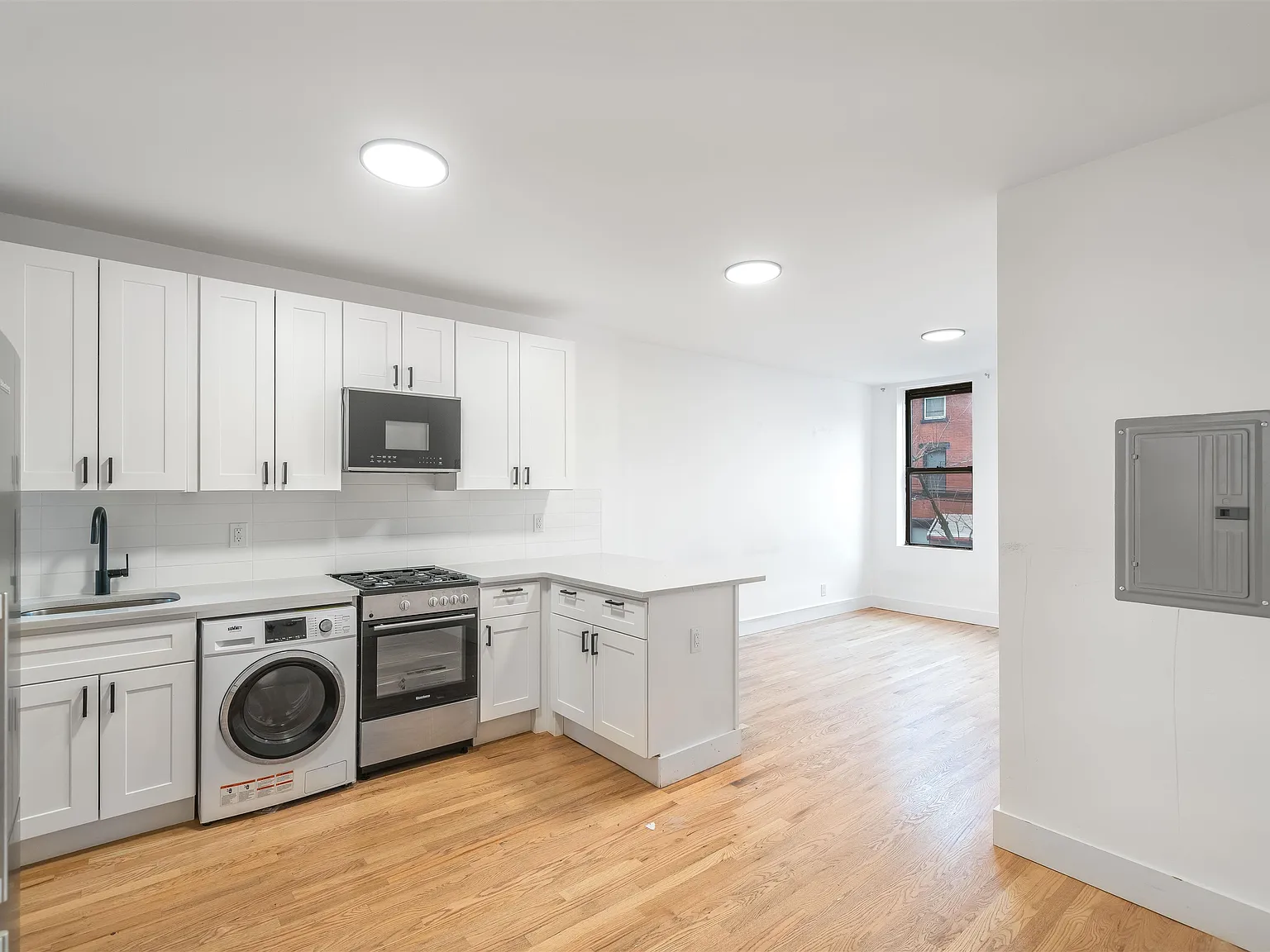 1 bed, 1.0 bath, $3,500 — Photo 2