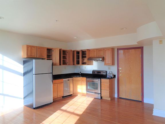 2nd image of 928 Race St APT 6D