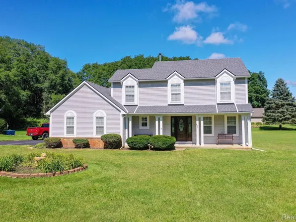 8231 Terrace Ct, Pinckney, MI 48169