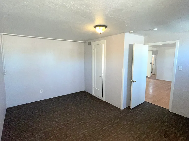 426 E Prospect Rd — Photo 18