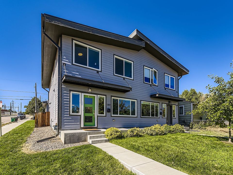 Front of house with view of front yard