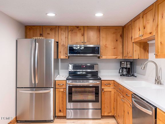 5th image of 950 Park Ave #136