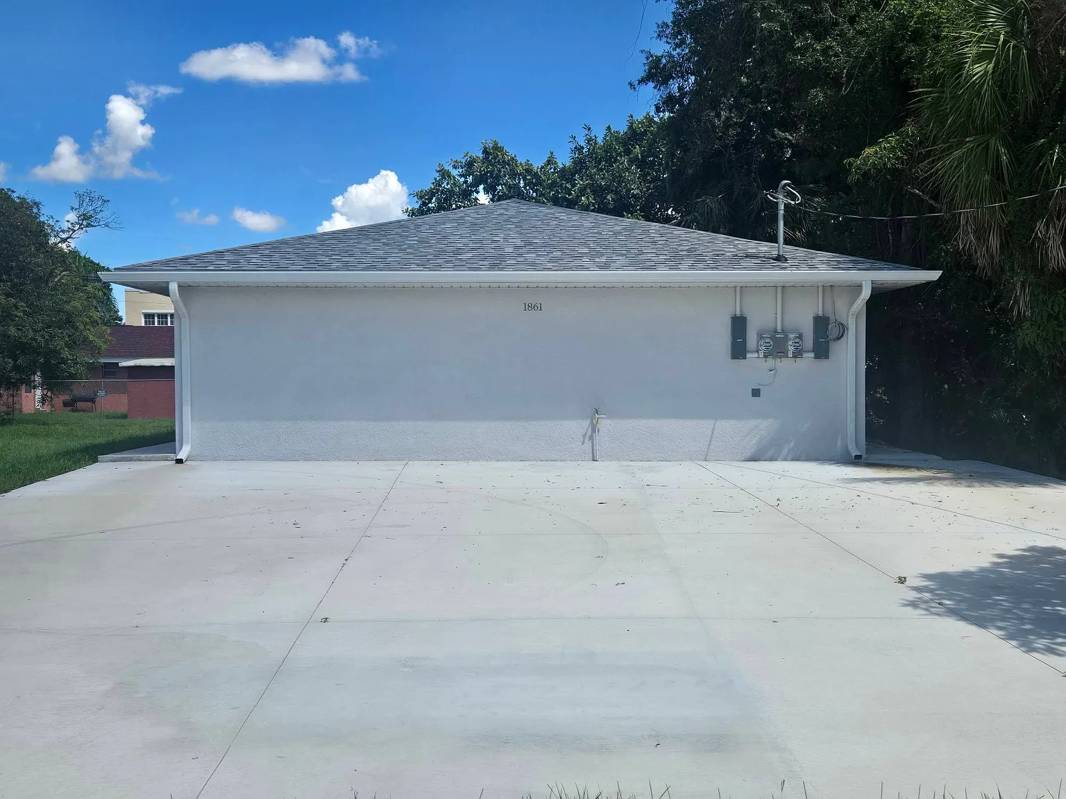 1861 Lillie St — Photo 1