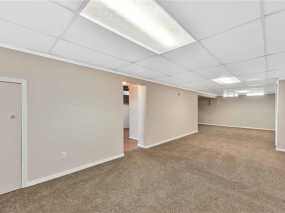5th image of 15559 Harrison Dr