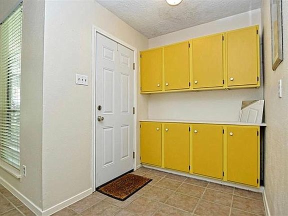 3rd image of 13 Townhouse Cir