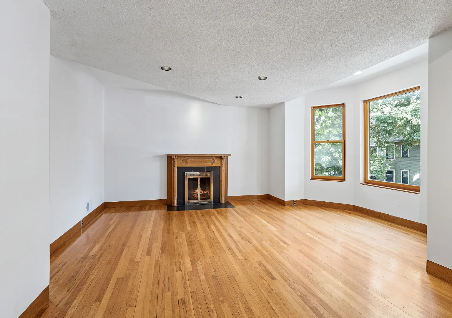 Charming Vintage Second Floor Duplex with In-Unit Laundry in Heart of Oak Park — Photo 2