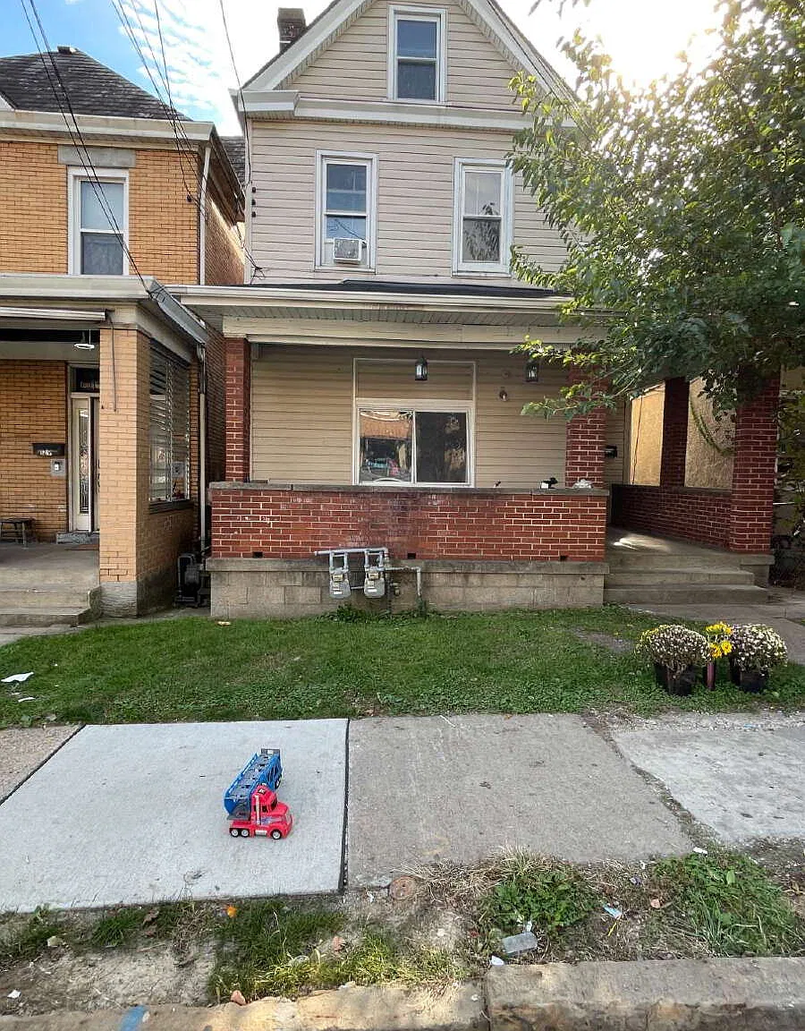 1 bed, 1.0 bath, 1400 sqft, $995 — Photo 2