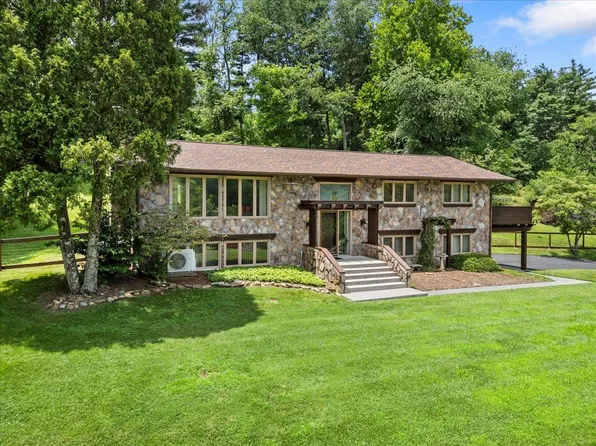 34 Fieldale Dr, Radford, VA 24141