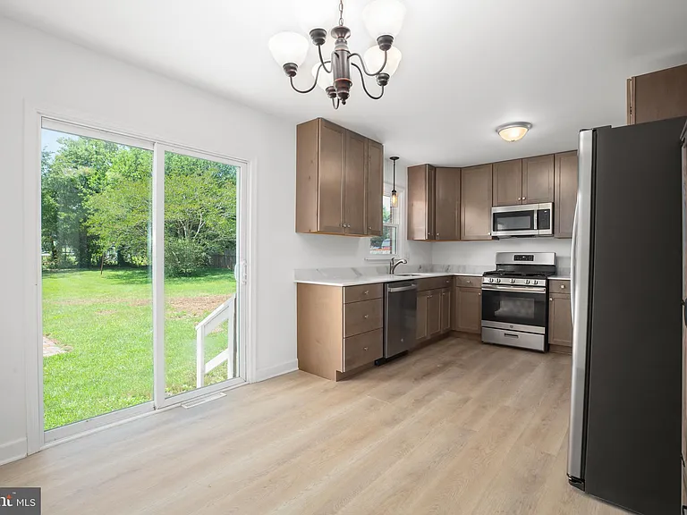 803 Grafton St — Photo 8