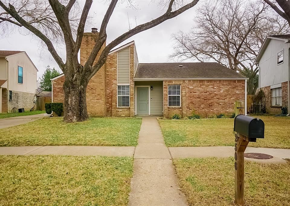 This property is located in the heart of Sugar Land. You will have great access to restaurants, shopping, entertainment, and commuter roads. And, the post service delivers your mail right to you!