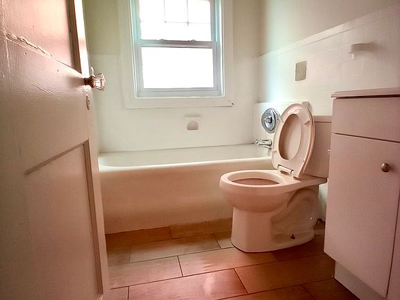 5th image of 131 W Oak St APT 10