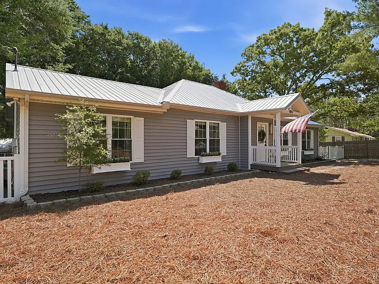 1425 Central Dr — Photo 2