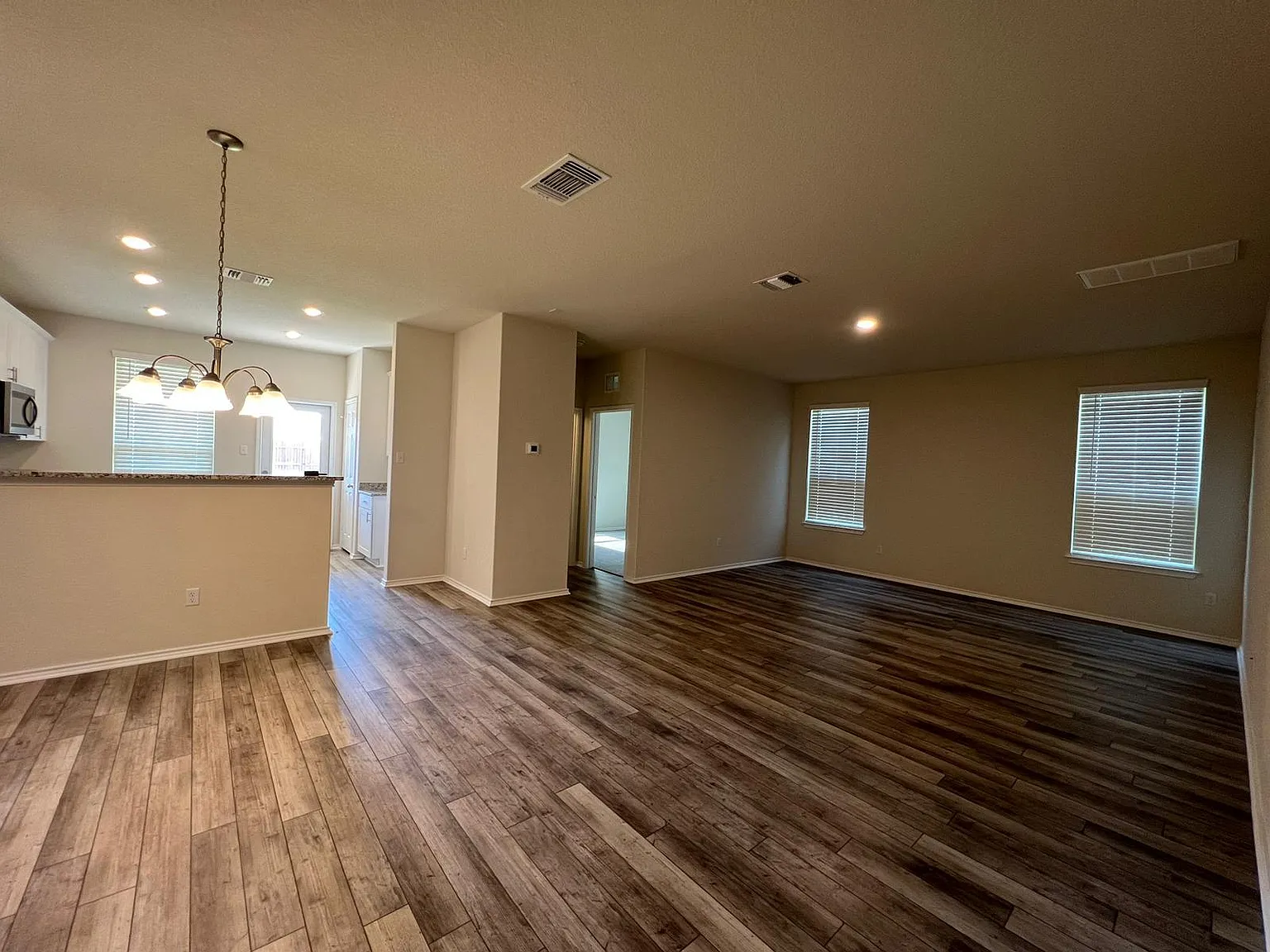 4 bed, 3.0 bath, 2041 sqft, $2,195 — Photo 4
