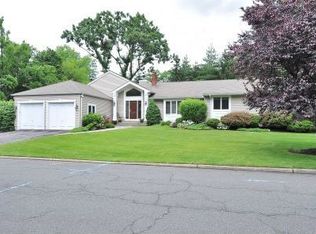 121 Stonehurst Dr, Tenafly, NJ 07670