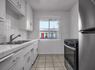 Large unit with pool and parking!, Los Angeles, CA 90008