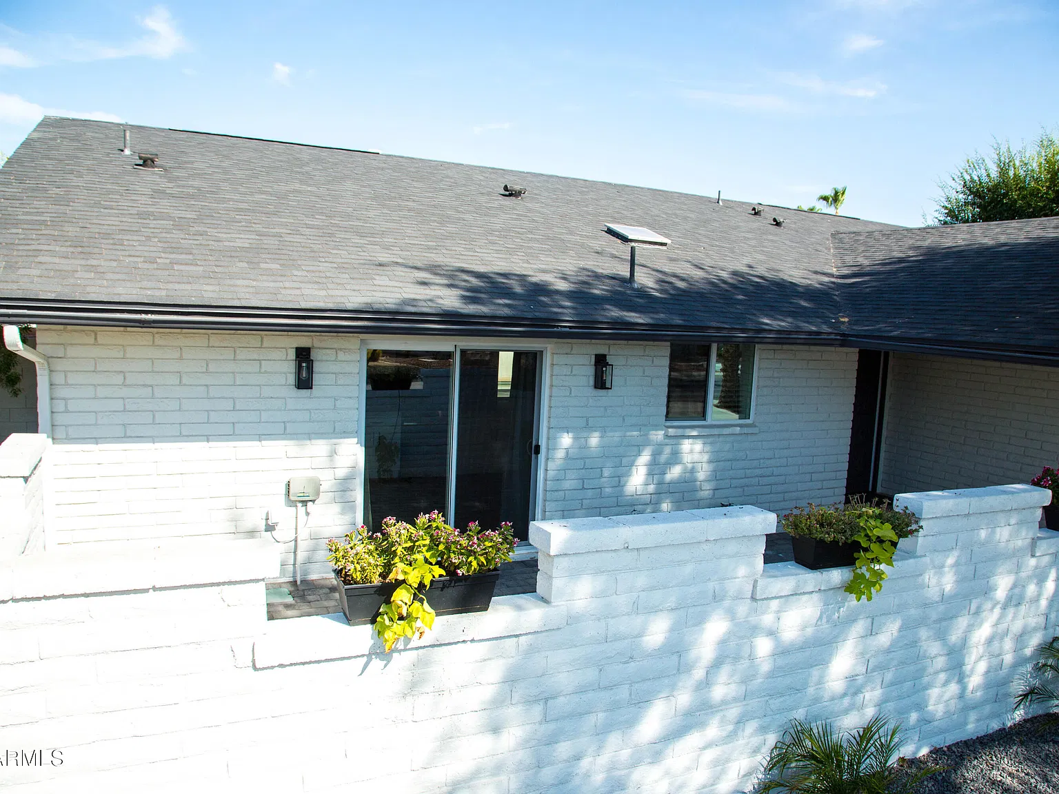 3 bed, 2.0 bath, 2047 sqft, $4,600 — Photo 2