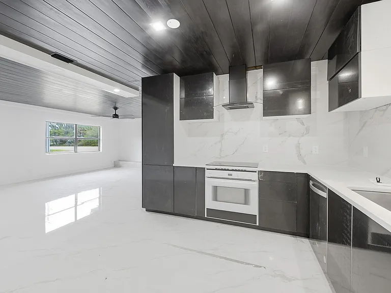 2529 Rainbow Dr — Photo 9